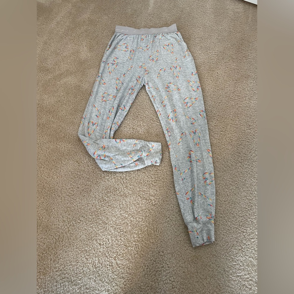 Adorable vs pink holiday jogger pjs. Vs pink pajama pants size small.💕🎄💕